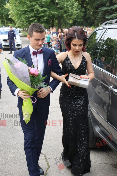 54 абитуриенти от Езиковата гимназия в Димитровград минаха по червения килим