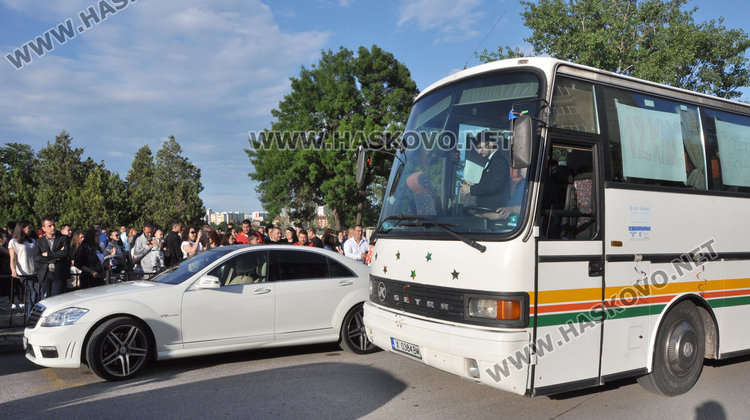 Математическата посрещна абитуриенти топ  от автобуса