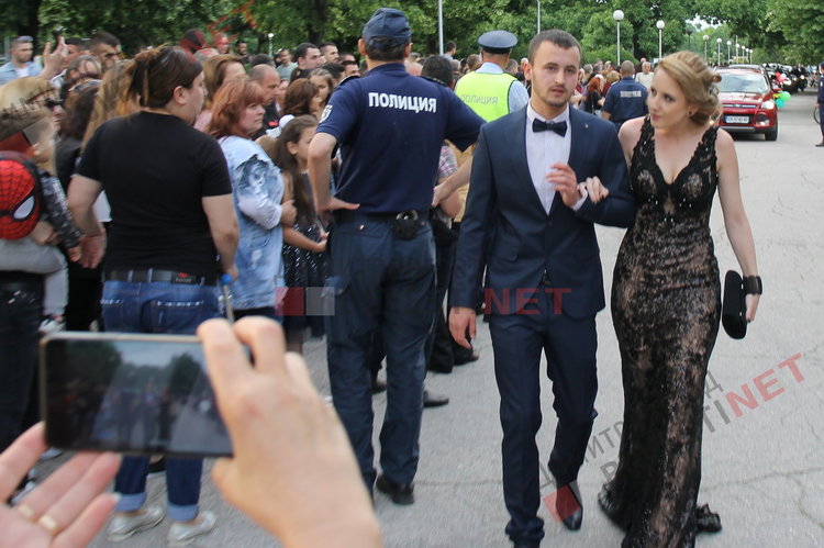 54 абитуриенти от Езиковата гимназия в Димитровград минаха по червения килим