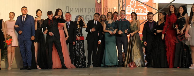 54 абитуриенти от Езиковата гимназия в Димитровград минаха по червения килим