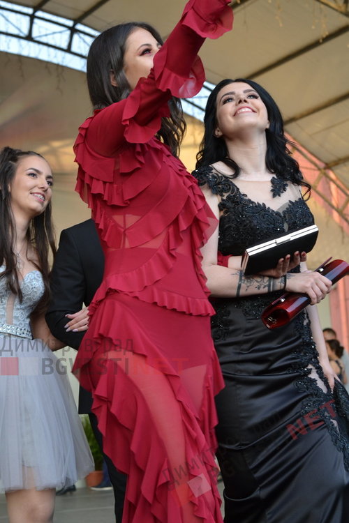 54 абитуриенти от Езиковата гимназия в Димитровград минаха по червения килим