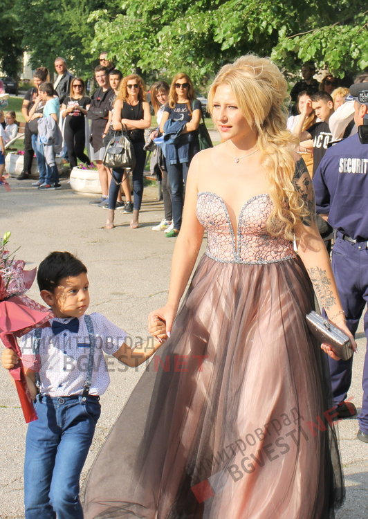 СУ "Любен Каравелов" изпрати своя випуск'2019