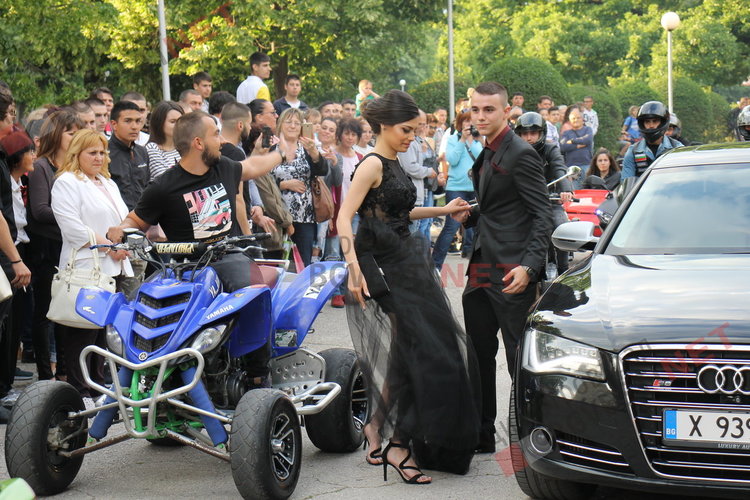 54 абитуриенти от Езиковата гимназия в Димитровград минаха по червения килим