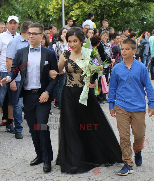 54 абитуриенти от Езиковата гимназия в Димитровград минаха по червения килим