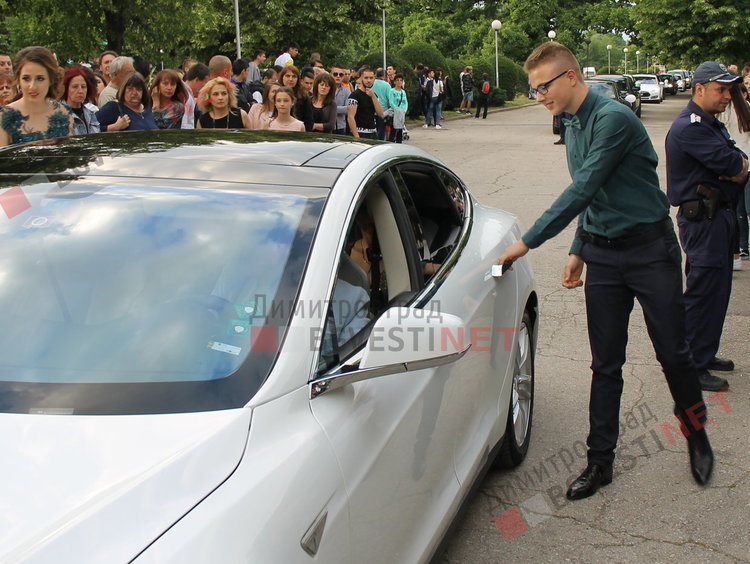 54 абитуриенти от Езиковата гимназия в Димитровград минаха по червения килим