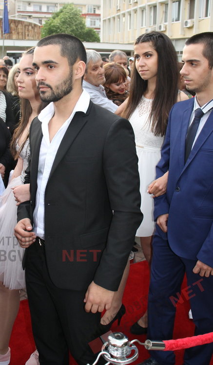 54 абитуриенти от Езиковата гимназия в Димитровград минаха по червения килим