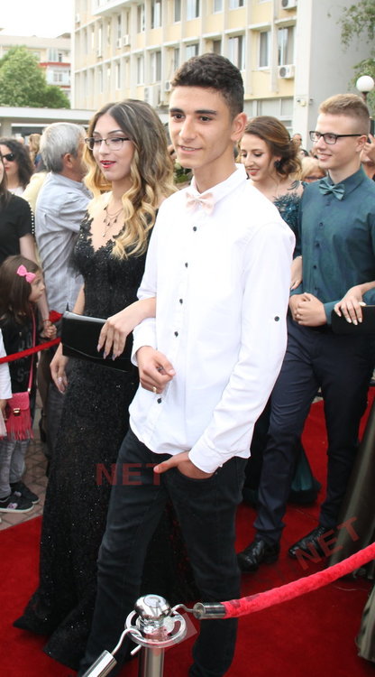 54 абитуриенти от Езиковата гимназия в Димитровград минаха по червения килим