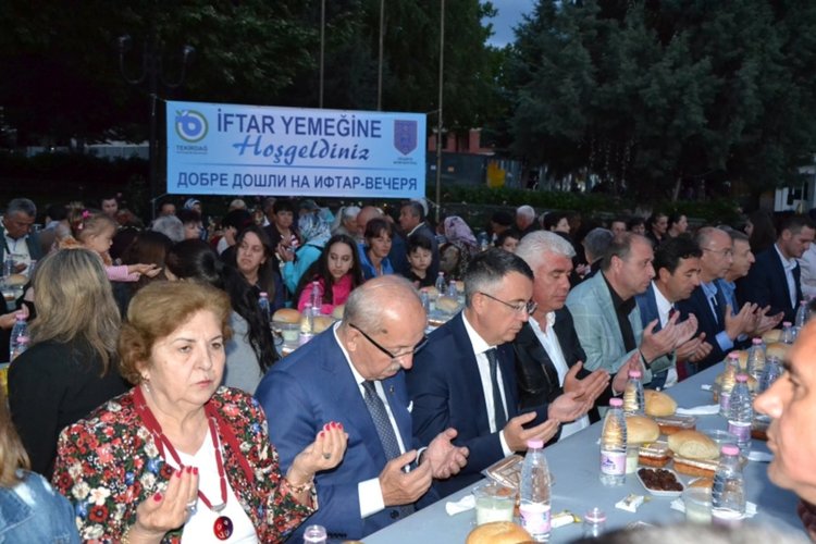 Над 2 000 се събраха на ифтар в центъра на Момчилград