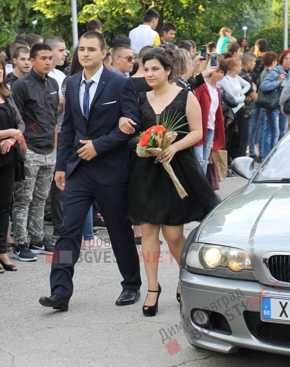 54 абитуриенти от Езиковата гимназия в Димитровград минаха по червения килим