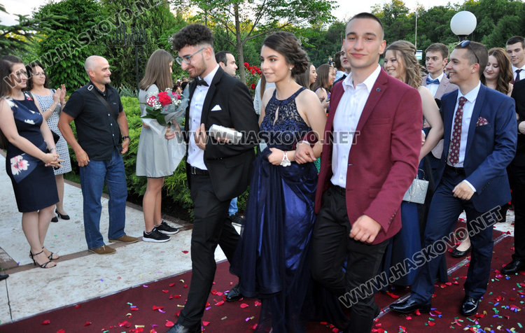 Математическата посрещна абитуриенти топ  от автобуса