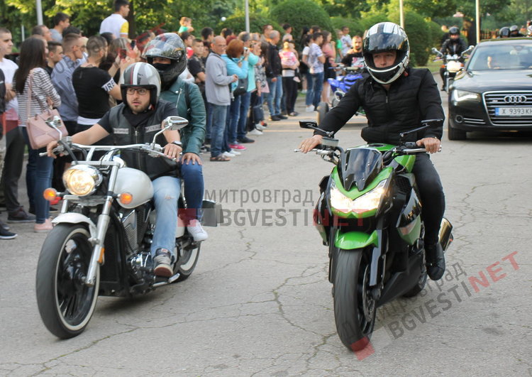 54 абитуриенти от Езиковата гимназия в Димитровград минаха по червения килим