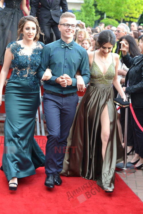 54 абитуриенти от Езиковата гимназия в Димитровград минаха по червения килим