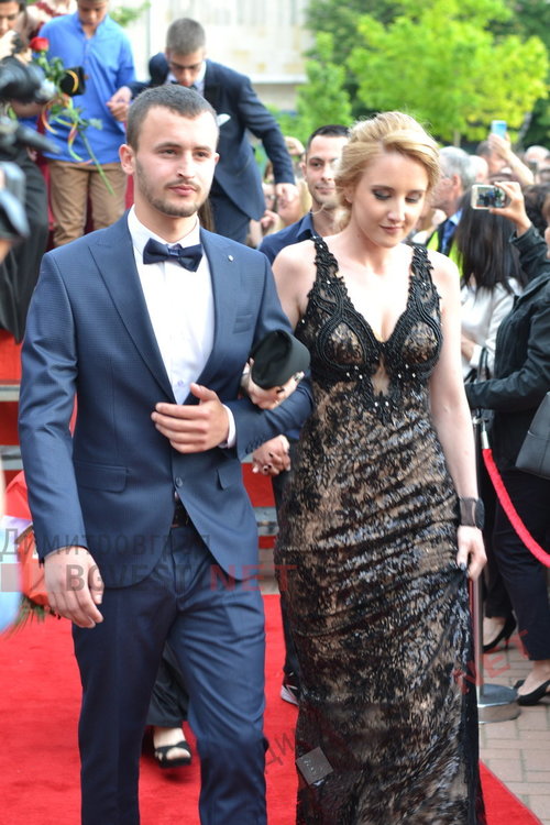 54 абитуриенти от Езиковата гимназия в Димитровград минаха по червения килим