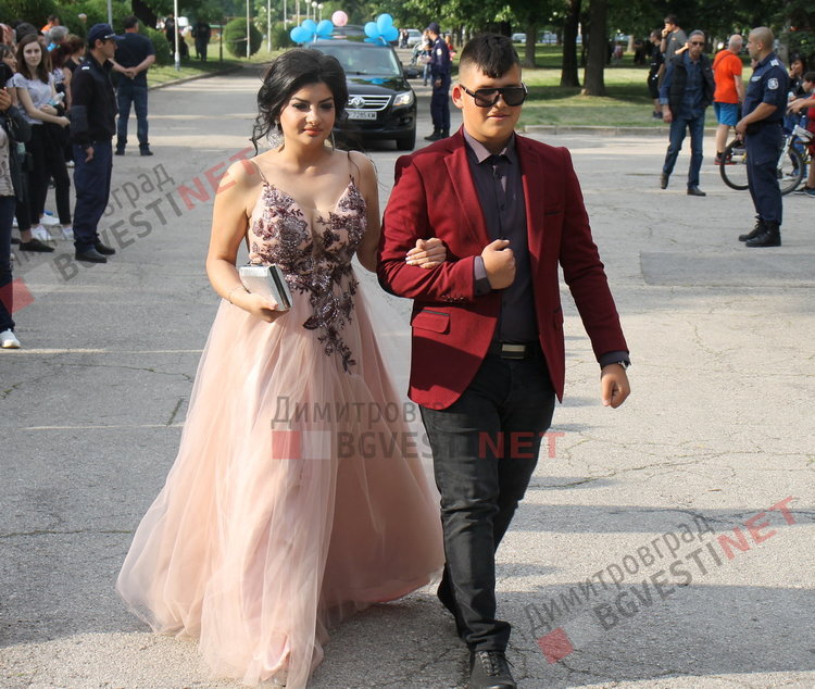 СУ "Любен Каравелов" изпрати своя випуск'2019