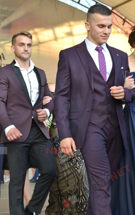 54 абитуриенти от Езиковата гимназия в Димитровград минаха по червения килим