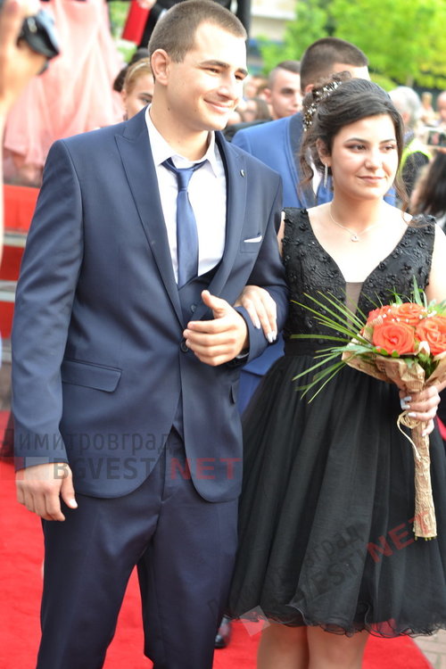 54 абитуриенти от Езиковата гимназия в Димитровград минаха по червения килим