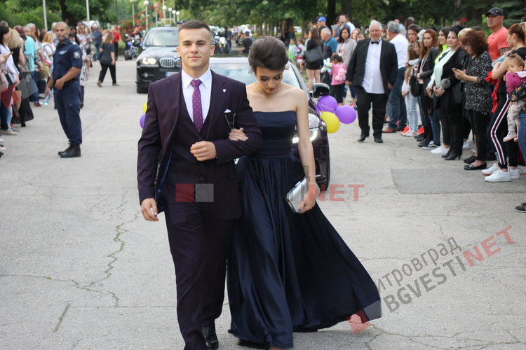 54 абитуриенти от Езиковата гимназия в Димитровград минаха по червения килим