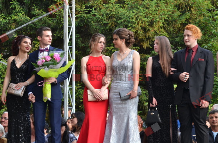 54 абитуриенти от Езиковата гимназия в Димитровград минаха по червения килим