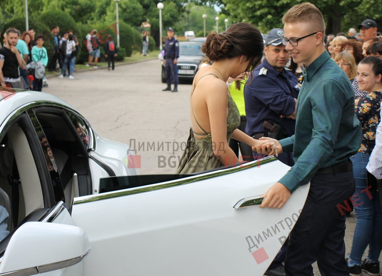 54 абитуриенти от Езиковата гимназия в Димитровград минаха по червения килим