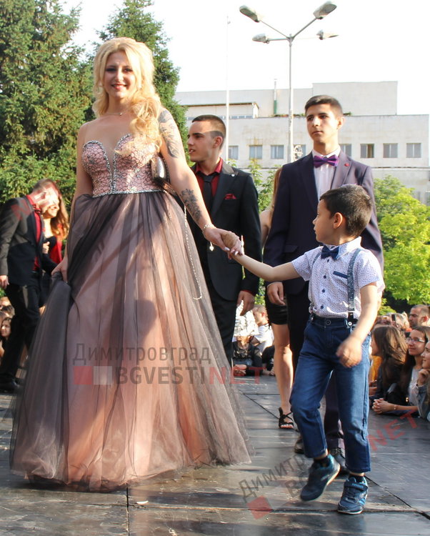 СУ "Любен Каравелов" изпрати своя випуск'2019