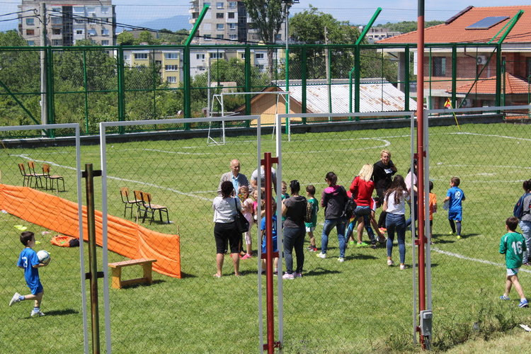 Малките футболисти с награди от „Купа Хасково“ в Царската гимназия