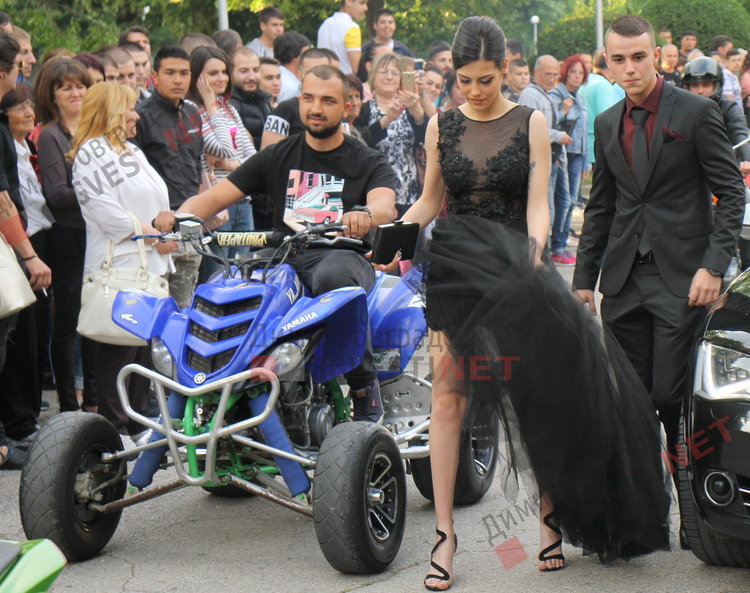 54 абитуриенти от Езиковата гимназия в Димитровград минаха по червения килим