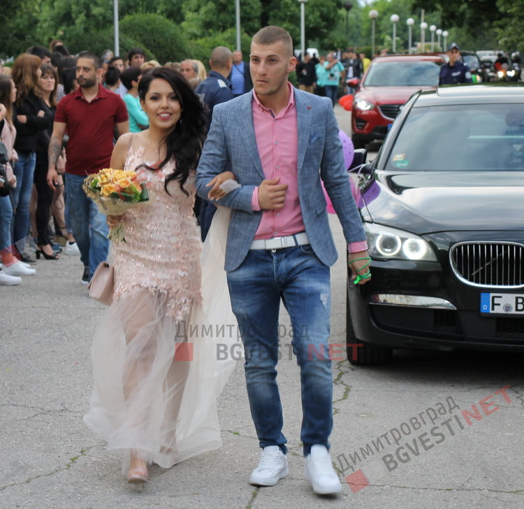 54 абитуриенти от Езиковата гимназия в Димитровград минаха по червения килим