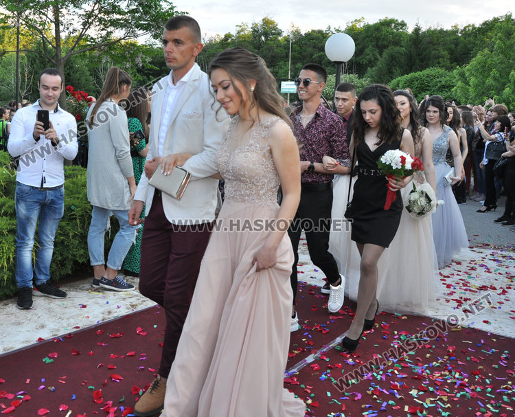 Математическата посрещна абитуриенти топ  от автобуса