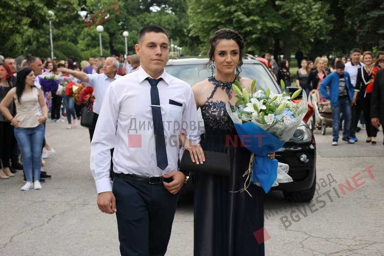 54 абитуриенти от Езиковата гимназия в Димитровград минаха по червения килим