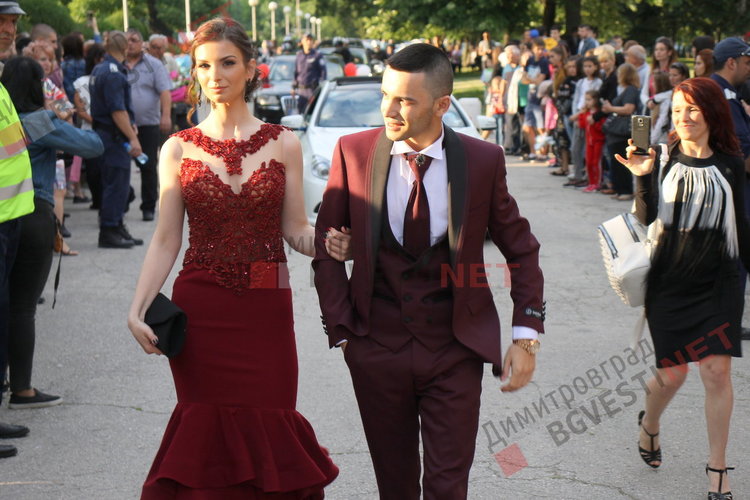 54 абитуриенти от Езиковата гимназия в Димитровград минаха по червения килим