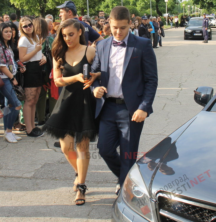 СУ "Любен Каравелов" изпрати своя випуск'2019