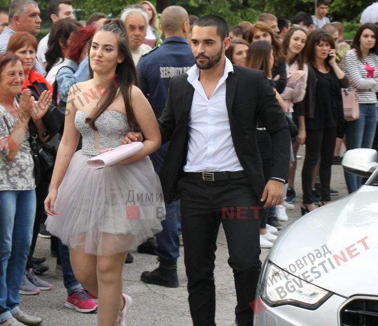 54 абитуриенти от Езиковата гимназия в Димитровград минаха по червения килим