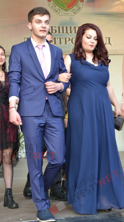 54 абитуриенти от Езиковата гимназия в Димитровград минаха по червения килим