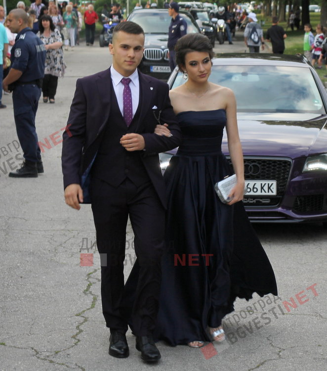 54 абитуриенти от Езиковата гимназия в Димитровград минаха по червения килим