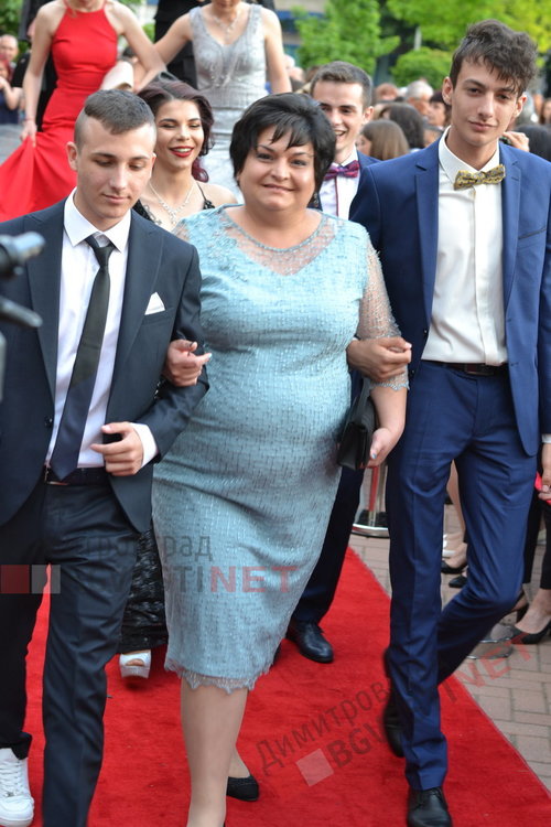 54 абитуриенти от Езиковата гимназия в Димитровград минаха по червения килим