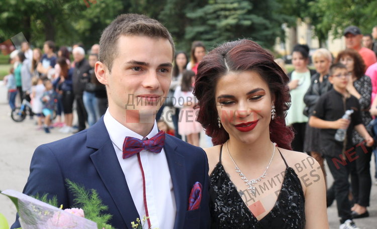 54 абитуриенти от Езиковата гимназия в Димитровград минаха по червения килим