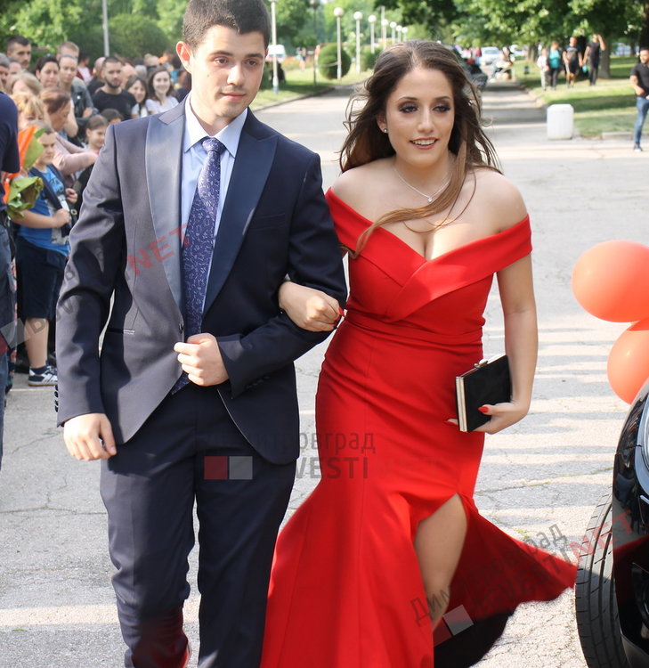 СУ "Любен Каравелов" изпрати своя випуск'2019