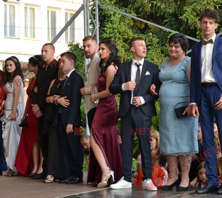 54 абитуриенти от Езиковата гимназия в Димитровград минаха по червения килим