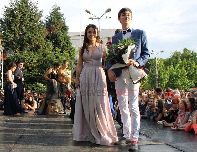 СУ "Любен Каравелов" изпрати своя випуск'2019