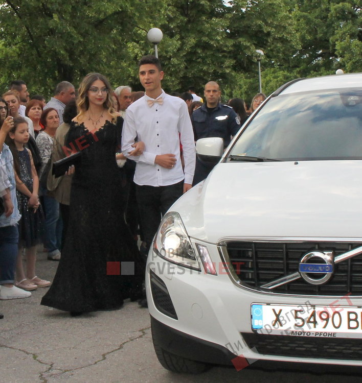 54 абитуриенти от Езиковата гимназия в Димитровград минаха по червения килим