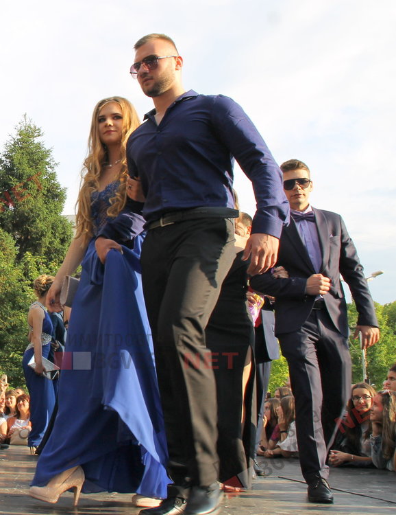 СУ "Любен Каравелов" изпрати своя випуск'2019