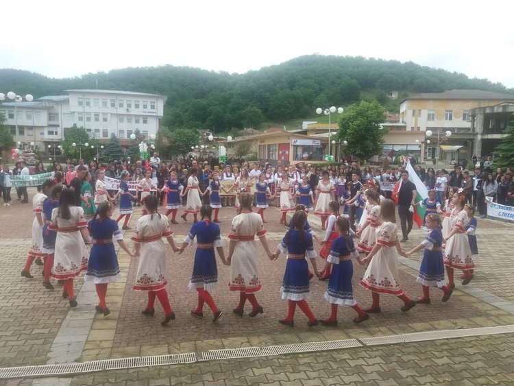 Хоро в центъра на Кирково за 24 май