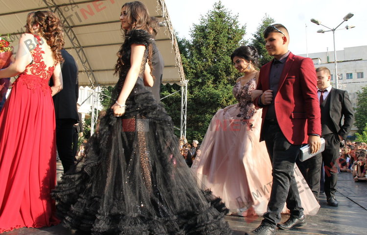 СУ "Любен Каравелов" изпрати своя випуск'2019