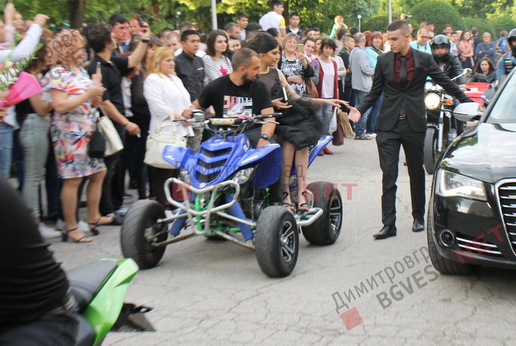 54 абитуриенти от Езиковата гимназия в Димитровград минаха по червения килим