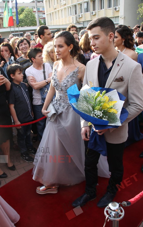 СУ "Любен Каравелов" изпрати своя випуск'2019