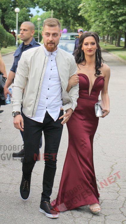 54 абитуриенти от Езиковата гимназия в Димитровград минаха по червения килим