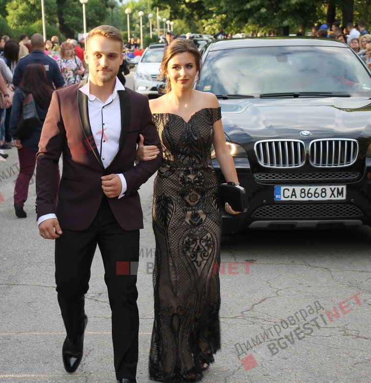 54 абитуриенти от Езиковата гимназия в Димитровград минаха по червения килим