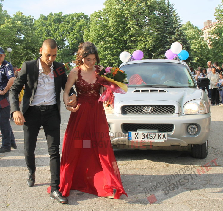 СУ "Любен Каравелов" изпрати своя випуск'2019