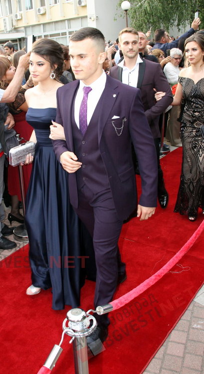 54 абитуриенти от Езиковата гимназия в Димитровград минаха по червения килим