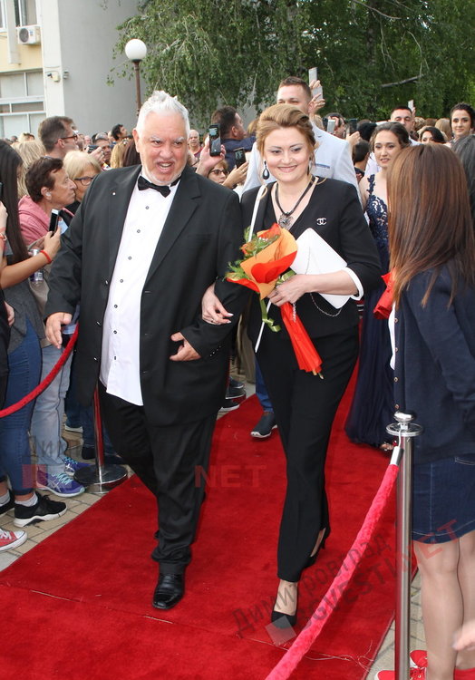 54 абитуриенти от Езиковата гимназия в Димитровград минаха по червения килим